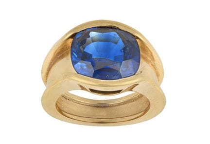 Un anello con zaffiro: lo zaffiro con taglio a cus