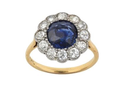 Anello con zaffiro e diamanti a grappolo: lo zaffi