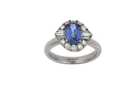 Anello in platino con zaffiro e diamanti a grappol
