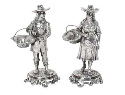 raffiguranti una figura maschile e una femminile i
