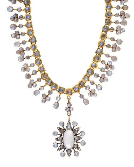 Una collana con pietre di luna in stile collarette