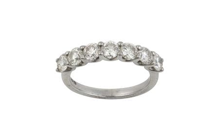 Anello in platino con sette diamanti: i diamanti a