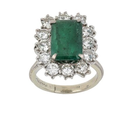 Anello con smeraldo e diamanti a grappolo: lo smer