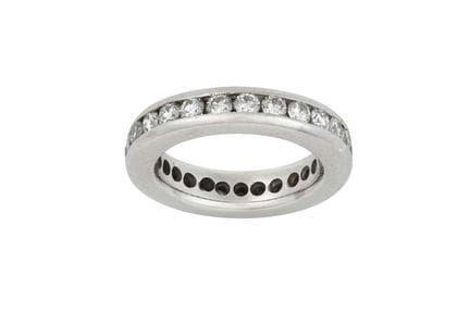 Un anello Eternity con diamanti: ventisette diaman
