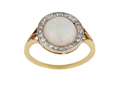 Anello con opale e diamanti a grappolo: l’opale a 
