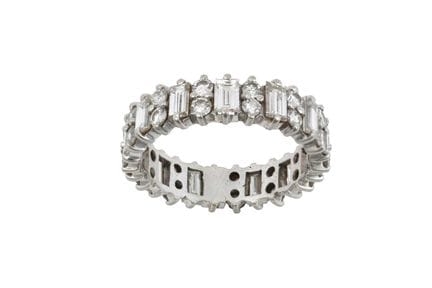 Un anello Eternity con diamanti: tredici diamanti 