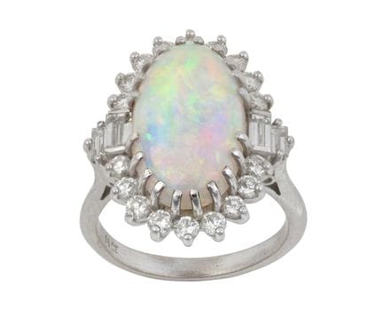 Anello con opale e diamanti a grappolo: l’opale ca