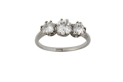 Anello con tre diamanti: il diamante centrale a ta
