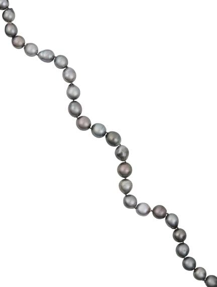 Una collana e un paio di orecchini con perle colti