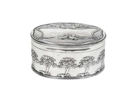in stile Art Nouveau, di forma ovale, con i lati d