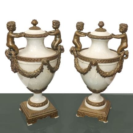 Vases en porcelaine blanche avec détails et anses 