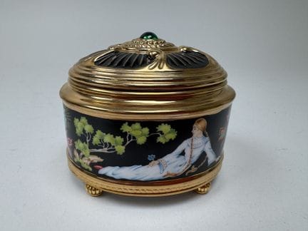 Casa FABERGE &amp; TFM.
Caja de música de forma ov