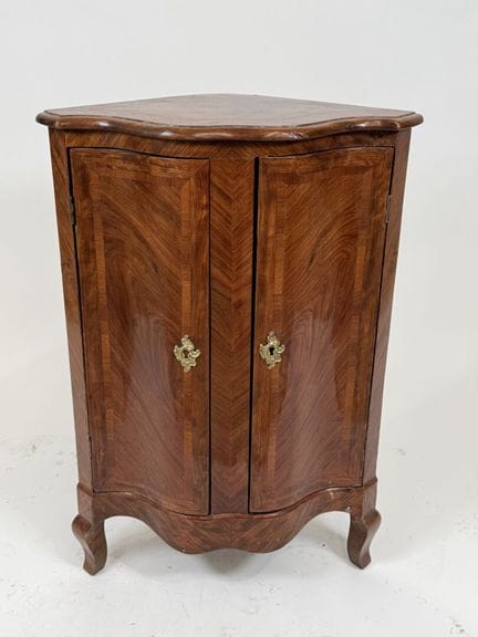 Mueble bajo de esquina con fachada en forma de bal