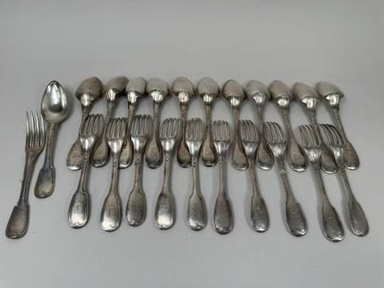 Set composto da 12 cucchiai da tavola e 11 forchet