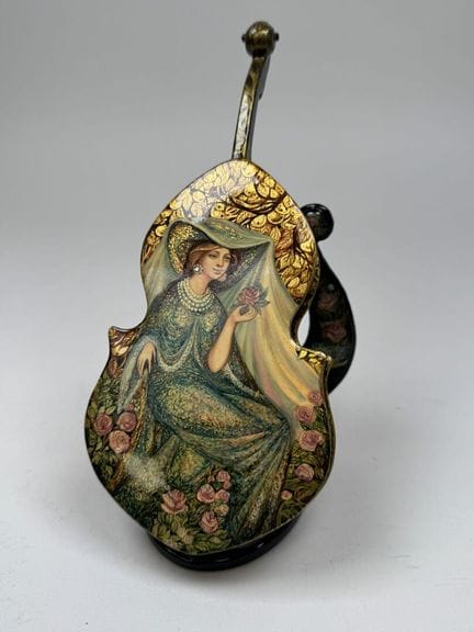 RUSSLAND, Palekh-Schule, im Stil von.
Gewölbte, la