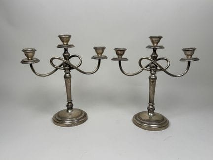 Par de candelabros de plata extranjera 800/1000, c