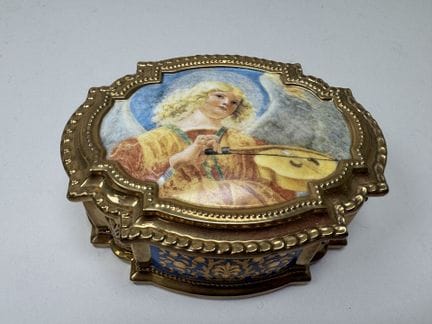 Caja de música que hace las veces de joyero, de po