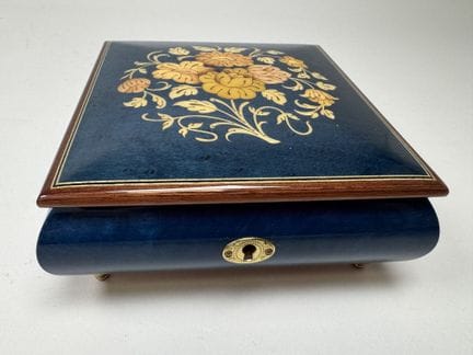 REUGE MUSIC, Suiza.
Caja de música de madera teñid