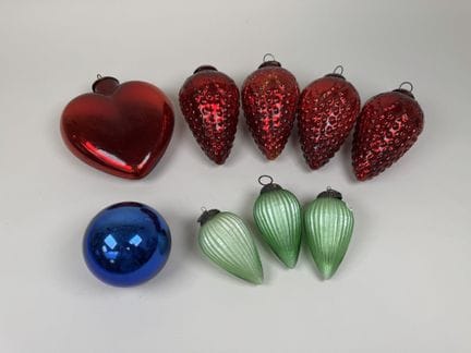 Collection de 9 boules de Noël en verre coloré, un