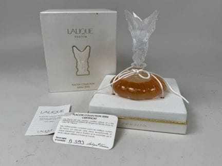 LALIQUE, Francia.
Frasco de perfume modelo «Les Fé