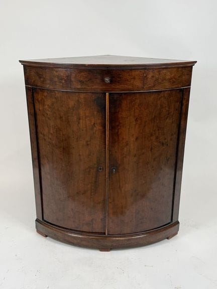 Mueble bajo de chapa de caoba moteada que se abre 