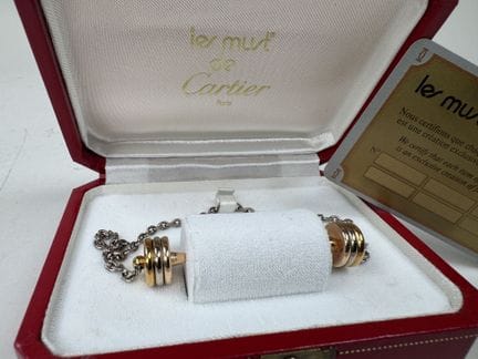 CARTIER.
Porte-bouchon "Must Trinity" en argent et