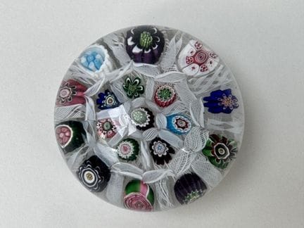 CLICHY.
Pisapapeles con decoración «millefiori» y 