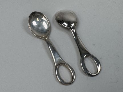 OVALE.
Due cucchiaini da pappa in argento 925/1000