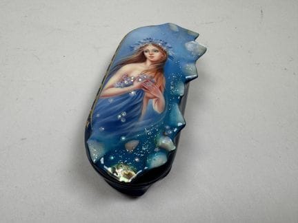 RUSSLAND, Palekh-Schule, im Stil von.
Oval geformt