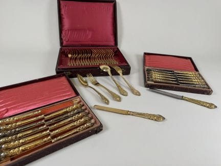 Un set di posate Minerve in argento vermeil 950/10