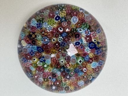 BACCARAT.
Presse-papier à décor de millefiori comp