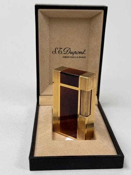 S.T DUPONT à Paris.
Briquet rectangulaire en métal