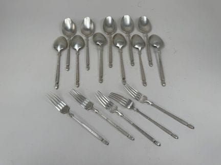 11 Löffel und 5 Dessertgabeln aus 950/1000er Silbe
