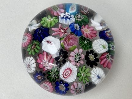 CLICHY.
Pisapapeles con decoración de milfiori, co