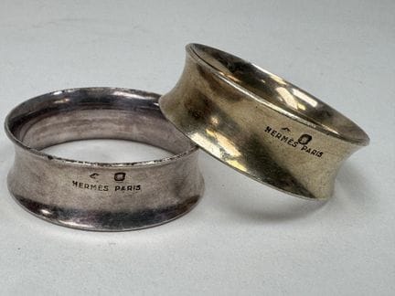 HERMES.
Zwei Serviettenringe aus Silber und vergol