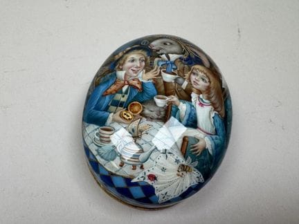 RUSSLAND, Palekh-Schule, im Stil von.
Oval geformt