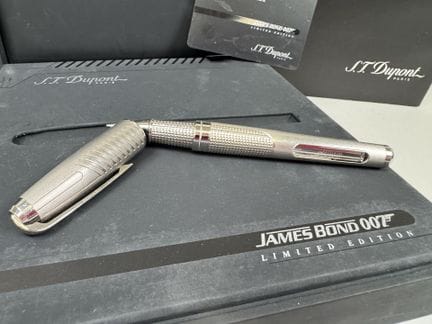 S.T. DUPONT in Paris.
OLYMPIO model.
Chrome-plated