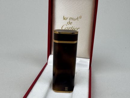 CARTIER.
Les Must de CARTIER à Paris.
Briquet en m