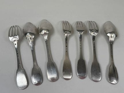 4 forchette e 3 cucchiai in argento 950/1000, con 