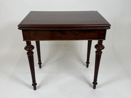 Mesa de juegos rectangular de caoba y chapa de cao