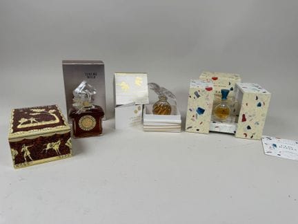 Ensemble de trois flacons de parfum comprenant :


