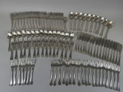 Set da tavola in metallo argentato, modello a rete