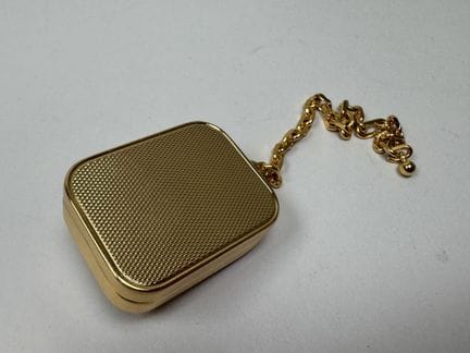 REUGE, Suiza.
Colgante de metal dorado con forma d