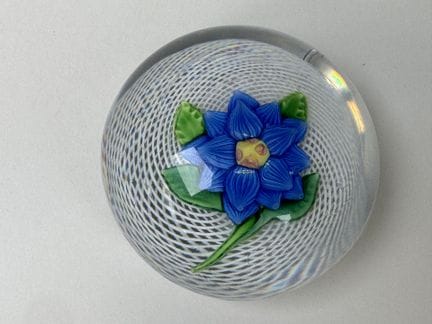 Bola de cristal para sujetapapeles con un motivo c