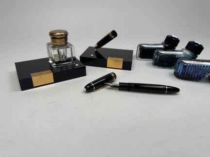 MONT BLANC.
Desk set made of glass, gold-plated me