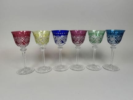 SAINT-LOUIS.
Suite de six verre en cristal coloré.