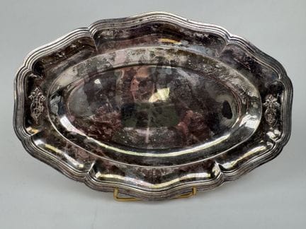 Small serving dish with a scalloped edge, made of 