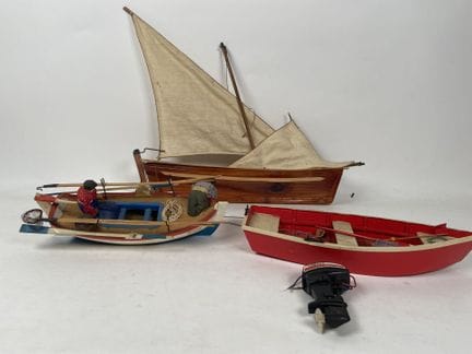 Deux maquettes de bateaux bois, un bateau plastiqu