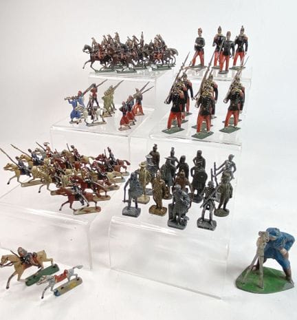 Ensemble de soldats et cavaliers en alliage.
Diffé