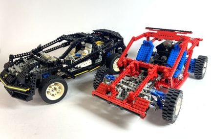 LEGO.
Deux véhicules avec mécanismes d'entrainemen